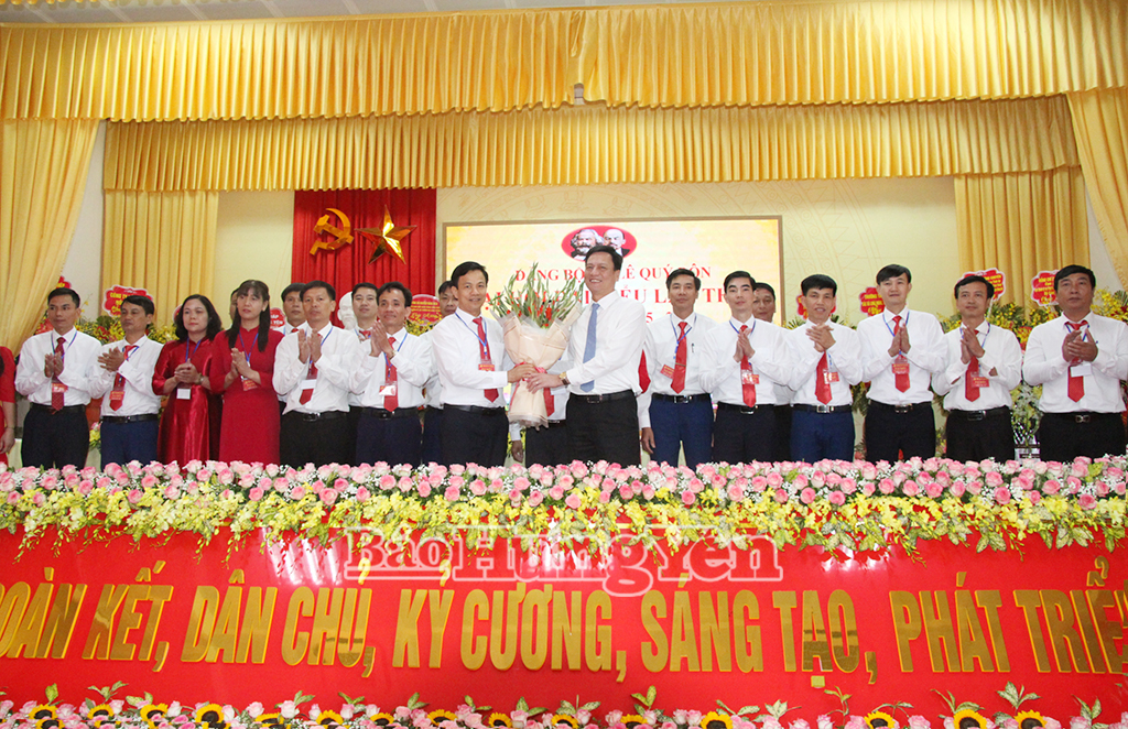 Đồng chí Vũ Kim Cứ, Ủy viên Ban Thường vụ Tỉnh ủy, Trưởng ban Quản lý Khu Kinh tế tỉnh tặng hoa chúc mừng Ban Chấp hành Đảng bộ xã Lê Quý Đôn.