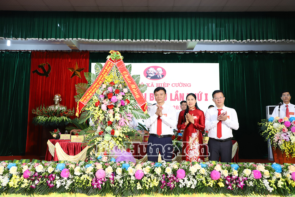 Đại tướng Lương Tam Quang, Ủy viên Bộ Chính trị, Bộ trưởng Bộ Công an gửi tặng lẵng hoa chúc mừng Đại hội.