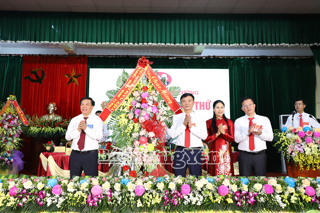 Đồng chí Phó Chủ tịch Thường trực UBND tỉnh Nguyễn Quang Hưng tặng hoa chúc mừng Đại hội.