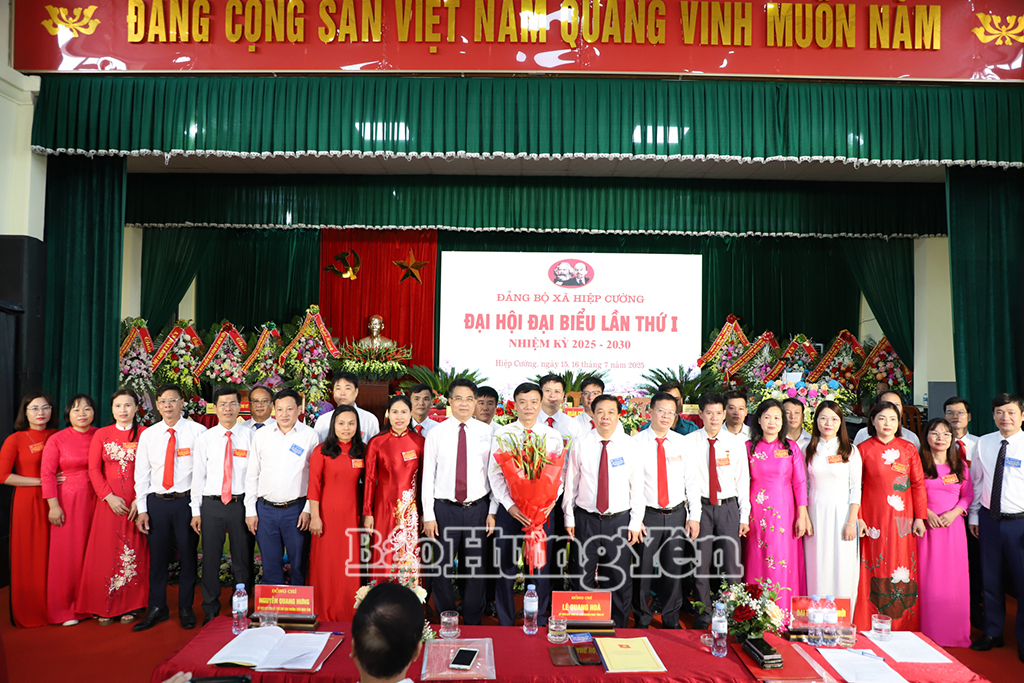 Các đại biểu chụp ảnh lưu niệm với Ban Chấp hành Đảng bộ xã Hiệp Cường, nhiệm kỳ 2025 -2030.