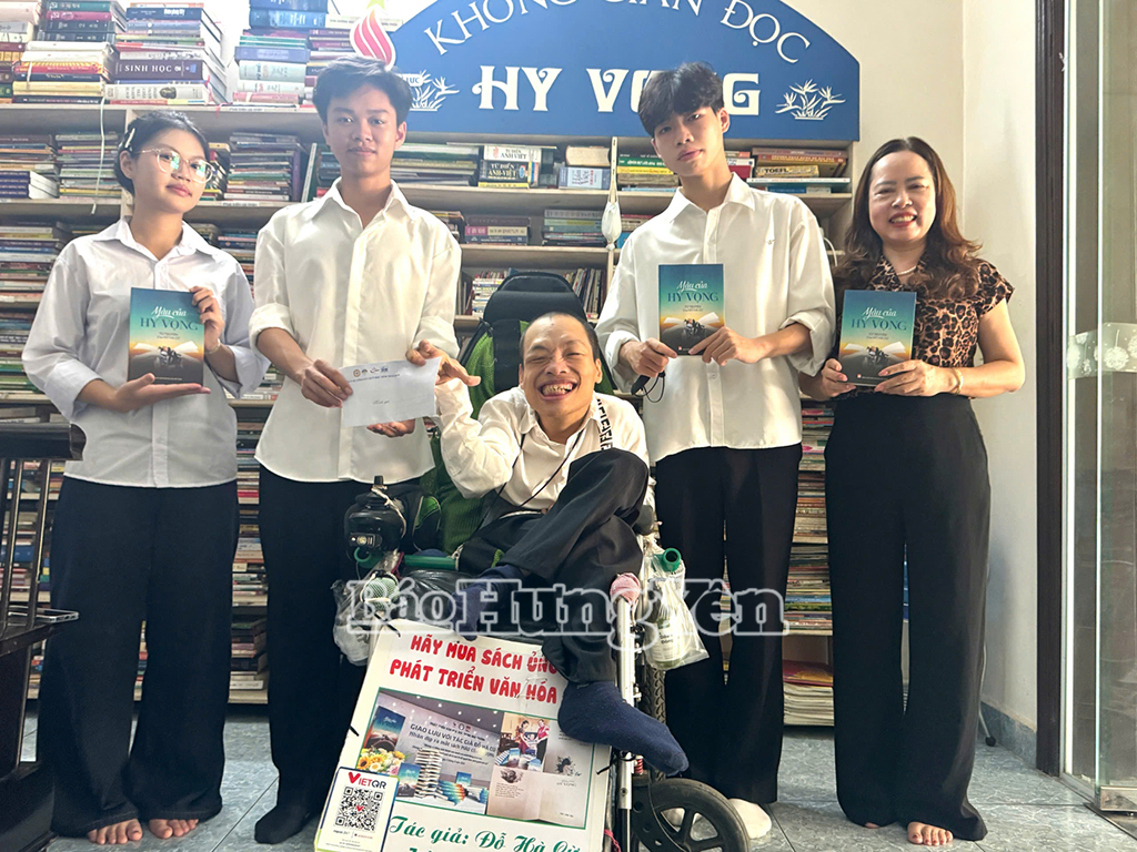 CLB và nhà hảo tâm thăm và mua sách ủng hộ không gian đọc “Hy vọng”.