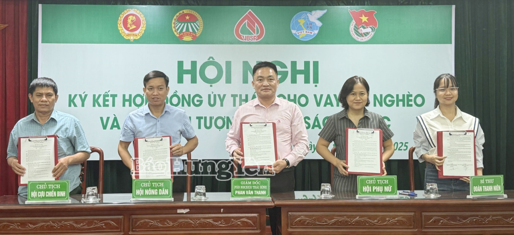 Phòng giao dịch Ngân hàng CSXH Thái Bình ký kết hợp đồng ủy thác cho vay đối với hộ nghèo và các đối tượng chính sách khác với các tổ chức chính trị - xã hội phường Trần Lãm.
