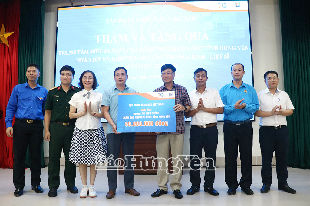 Đại diện Tập đoàn Xăng dầu Việt Nam trao tặng quà cho Trung tâm Điều dưỡng, chăm sóc người có công.