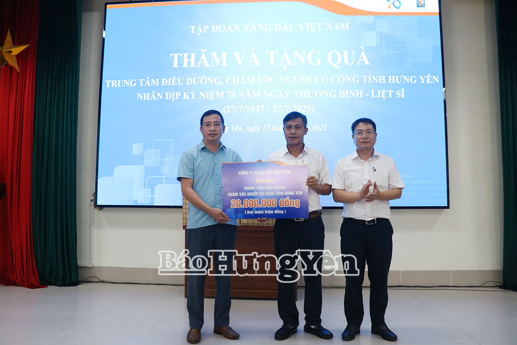 Đại diện Công ty TNHH một thành viên xăng dầu Hưng Yên trao tặng quà cho Trung tâm Điều dưỡng, chăm sóc người có công.