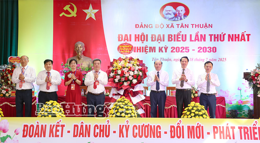 Các đồng chí: Đặng Thanh Giang, Ủy viên Ban Thường vụ Tỉnh ủy, Phó Chủ tịch HĐND tỉnh; Hoàng Thái Phúc, Ủy viên Ban Thường vụ, Trưởng ban Nội chính Tỉnh ủy tặng hoa chúc mừng Đại hội.