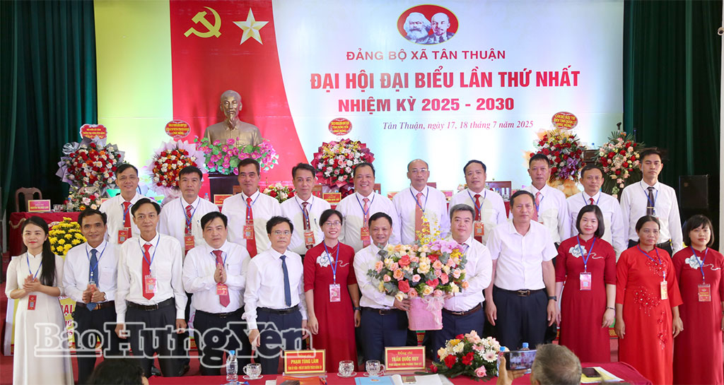 Các đại biểu tặng hoa chúc mừng và chụp ảnh lưu niệm cùng Ban Chấp hành Đảng bộ xã Tân Thuận nhiệm kỳ 2025-2030.