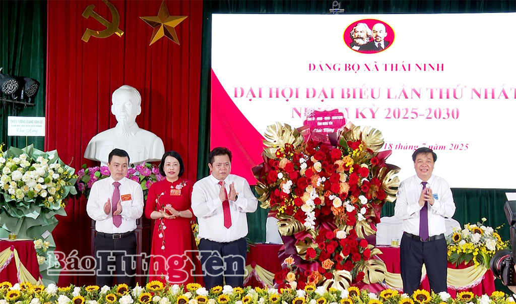 Đồng chí Nguyễn Quang Hưng, Ủy viên Ban Thường vụ Tỉnh ủy, Phó Chủ tịch Thường trực UBND tỉnh tặng hoa chúc mừng Đại hội.