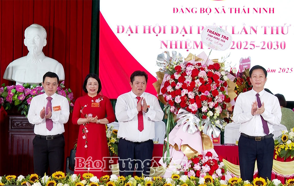 Đồng chí Vũ Thanh Vân, Ủy viên Ban Thường vụ Tỉnh ủy, Chánh thanh tra tỉnh tặng hoa chúc mừng Đại hội.