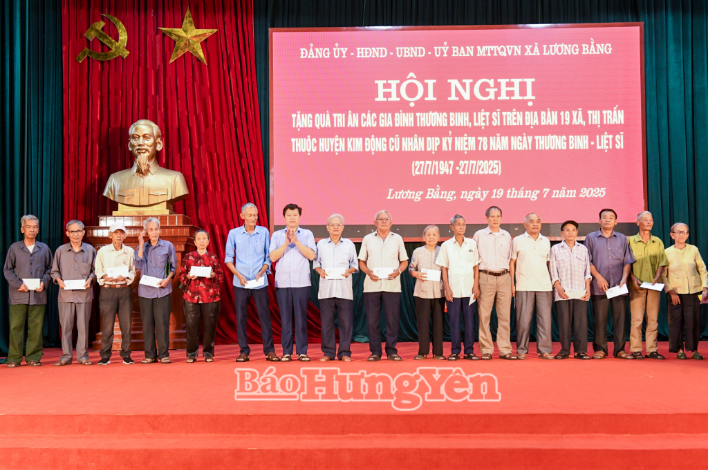 Đồng chí Trần Quốc Toản, Phó Bí thư Thường trực Tỉnh ủy trao quà tặng các gia đình thương binh, liệt sĩ, người có công với cách mạng.