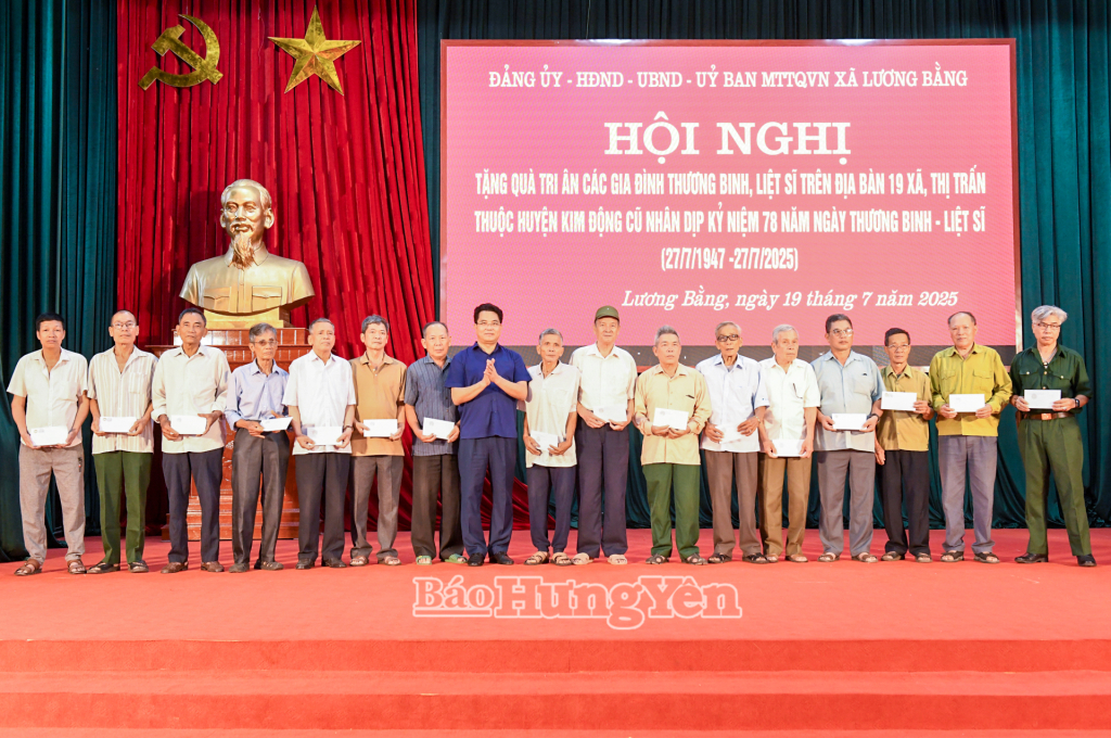 Đồng chí Lê Quang Hòa, Ủy viên Ban Thường vụ , Chủ nhiệm Ủy ban Kiểm tra Tỉnh ủy trao quà cho các gia đình thương binh, liệt sĩ, người có công với cách mạng.