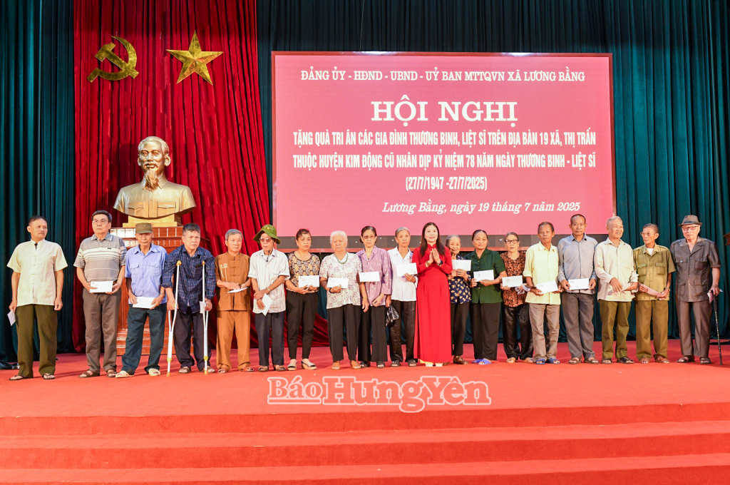 Đồng chí Phó Chủ tịch HĐND tỉnh Trần Thị Tuyết Hương trao quà tặng các gia đình thương binh, liệt sĩ, người có công với cách mạng.