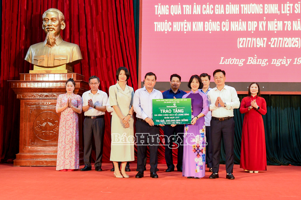 Ngân hàng TMCP Ngoại thương Việt Nam Chi nhánh Hưng Yên trao 200 triệu đồng tương ứng với 200 suất quà tặng các gia đình thương binh, liệt sĩ, người có công với cách mạng của xã Lương Bằng.