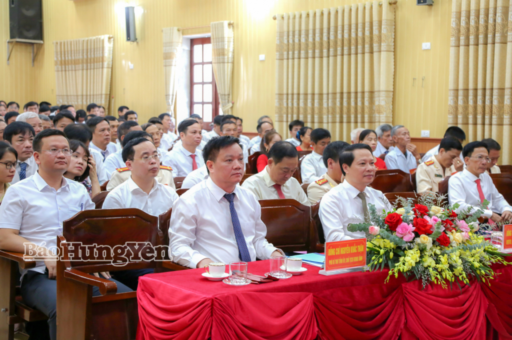 Các đồng chí: Nguyễn Khắc Thận, Phó Bí thư Tỉnh uỷ, Chủ tịch UBND tỉnh; Hoàng Thái Phúc, Uỷ viên Ban Thường vụ, Trưởng ban Nội chính Tỉnh uỷ và đại biểu dự hội nghị.
