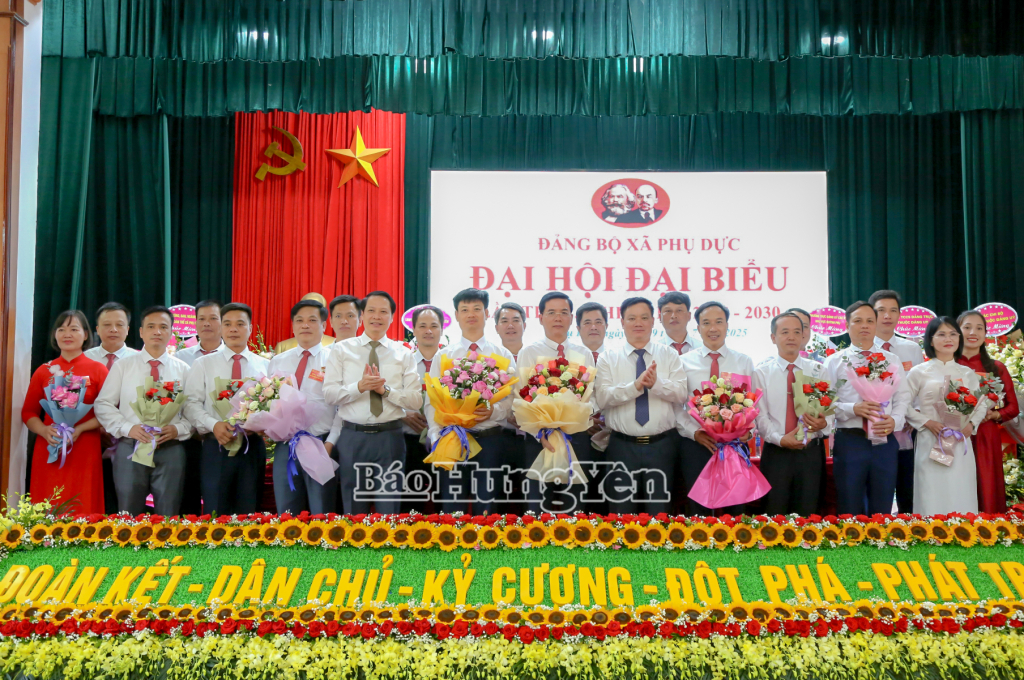 Đồng chí Nguyễn Khắc Thận, Phó Bí thư Tỉnh uỷ, Chủ tịch UBND tỉnh tặng hoa chúc mừng Ban Chấp hành Đảng bộ xã Phụ Dực, nhiệm kỳ 2025 – 2030.