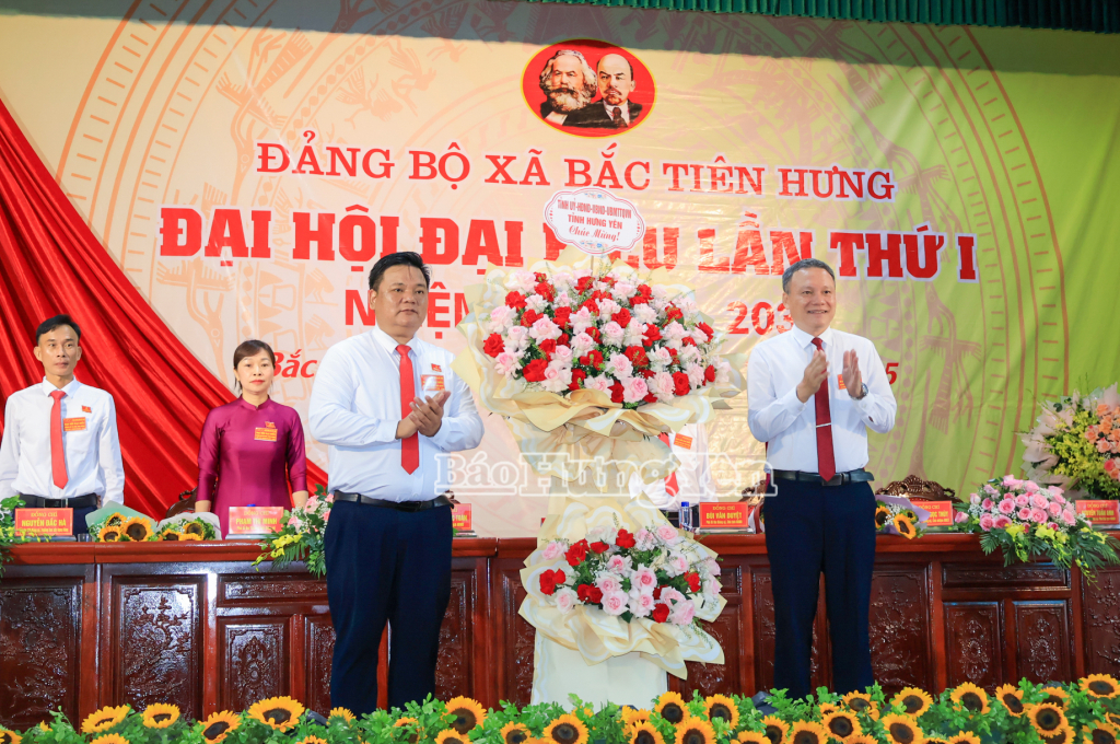 Đồng chí Hoàng Minh Sơn, Tổng biên tập Báo và Phát thanh, Truyền hình Hưng Yên tặng hoa chúc mừng Đại hội.