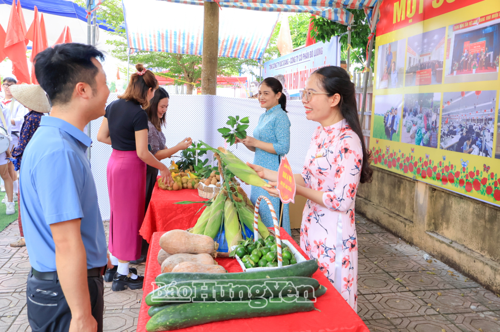 Người dân tham quan gian hàng trưng bày sản phẩm nông nghiệp của xã Bắc Tiên Hưng.