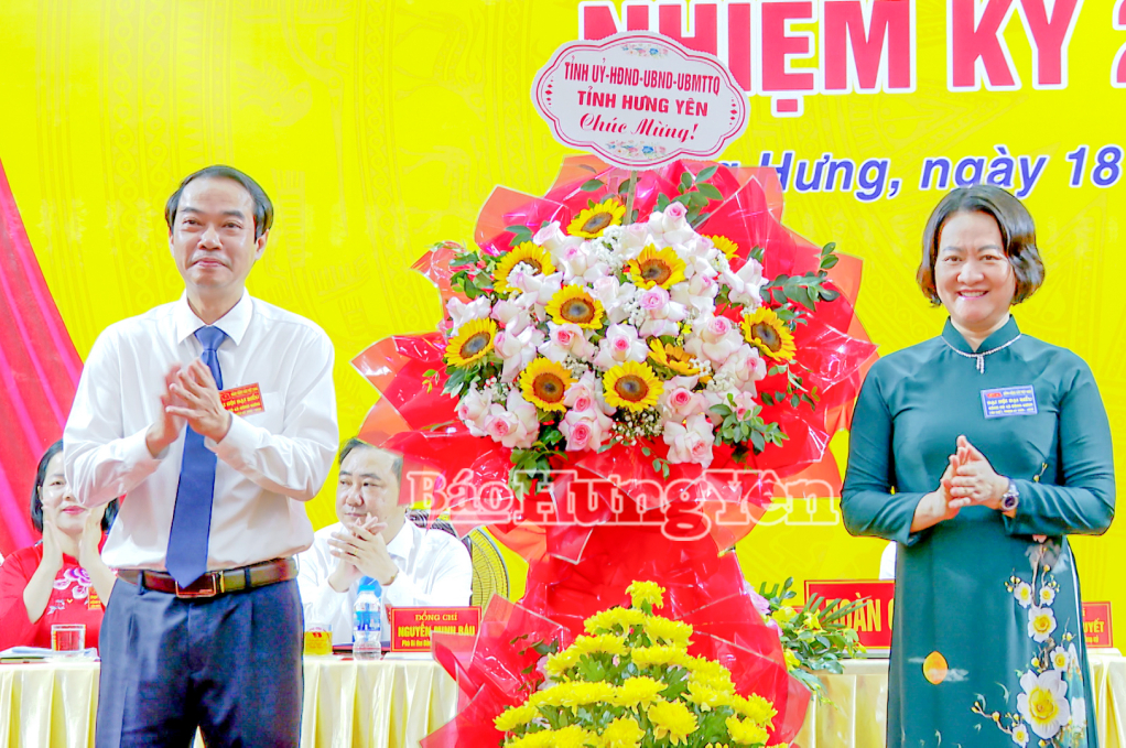 Đại biểu tặng hoa chúc mừng Đại hội.