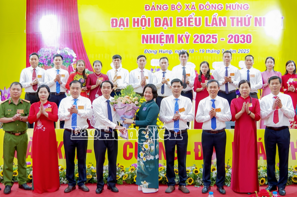 Các đại biểu tặng hoa chúc mừng và chụp ảnh lưu niệm cùng Ban Chấp hành Đảng bộ xã Đông Hưng, nhiệm kỳ 2025 - 2030.