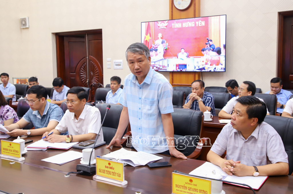 Đại diện Đài khí thượng thủy văn tỉnh báo cáo tình hình bão số 3 tại điểm cầu Hưng Yên.