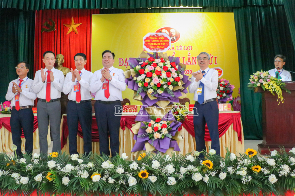 Đồng chí Phạm Đồng Thụy, Ủy viên Ban Thường vụ Tỉnh ủy, Giám đốc Sở Giáo dục và Đào tạo tặng hoa chúc mừng đại hội.