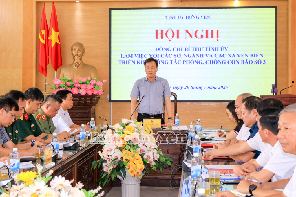 Đồng chí Bí thư Tỉnh ủy Nguyễn Hữu Nghĩa phát biểu chỉ đạo công tác phòng, chống bão số 3 tại các xã ven biển.