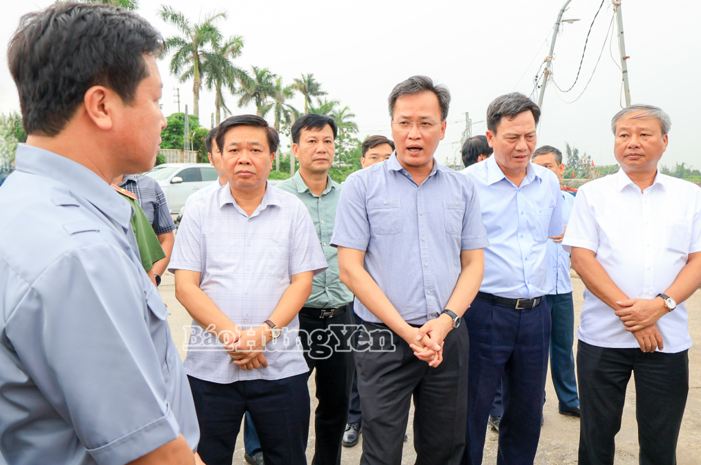 Đồng chí Bí thư Tỉnh ủy Nguyễn Hữu Nghĩa kiểm tra công tác phòng chống bão số 3 tại cảng cá Tân Sơn.