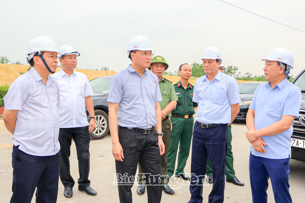Đồng chí Bí thư Tỉnh ủy Nguyễn Hữu Nghĩa kiểm tra công tác phòng, chống bão số 3 tại Công ty Cổ phần Tập đoàn đóng tàu Đại Dương.