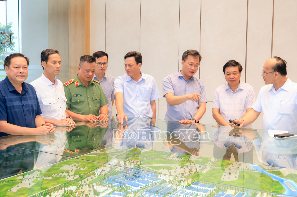 Đồng chí Bí thư Tỉnh ủy Nguyễn Hữu Nghĩa kiểm tra công tác phòng, chống bão số 3 tại khu công nghiệp Liên Hà Thái.