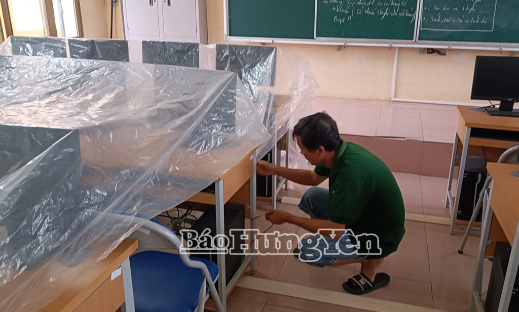 Thiết bị phòng Tin học của Trường THPT Nam Đông Quan được che chắn cẩn thận để tránh thiệt hại do bão số 3 gây ra.