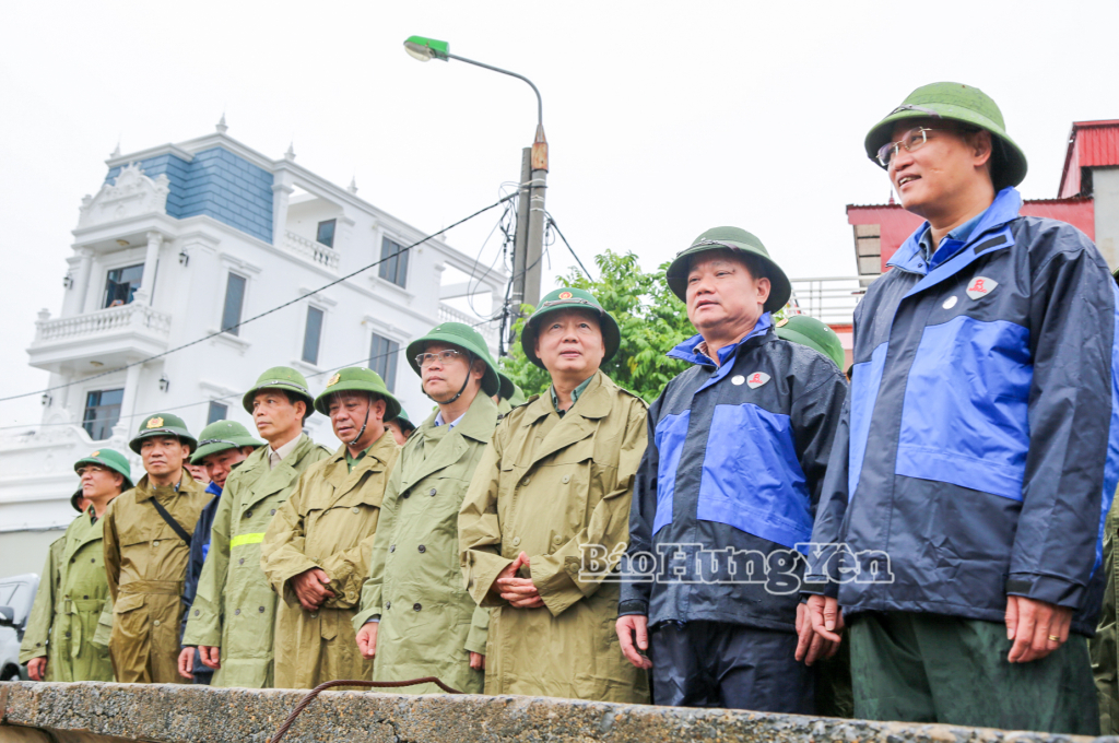Đồng chí Trần Hồng Hà, Ủy viên Ban Chấp hành Trung ương Đảng, Phó Thủ tướng Chính phủ kiểm tra công tác phòng, chống bão số 3 tại khu neo đậu tàu thuyền Cảng cá Tân Sơn, xã Thái Thụy.