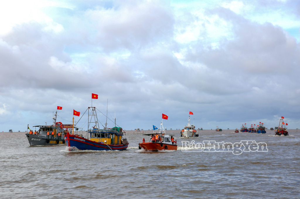 Lực lượng chức năng hướng dẫn tàu thuyền trên biển vào nơi tránh trú bão an toàn.