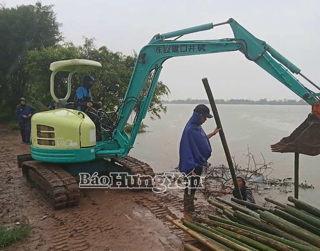 Nhiều phương tiện và lực lượng được huy động để gia cố đoạn đê bị sạt lở.