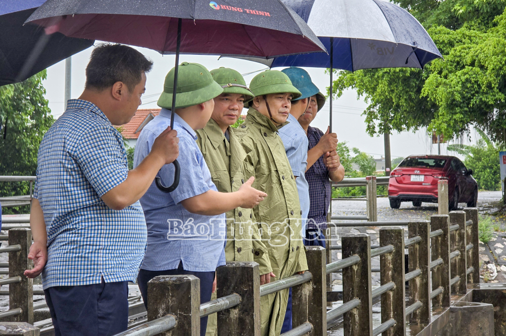 Đồng chí Đặng Thanh Giang, Ủy viên Ban Thường vụ Tỉnh ủy, Phó Chủ tịch HĐND tỉnh và đồng chí Phạm Văn Nghiêm, Phó Chủ tịch UBND tỉnh kiểm tra cống Tân Đệ (xã Tân Thuận).