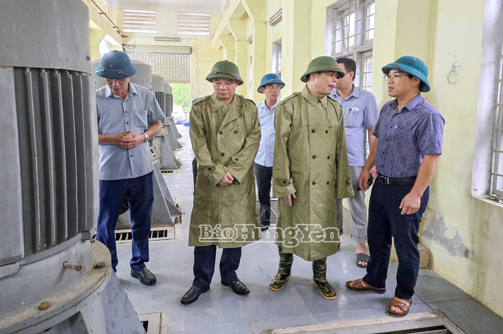 Các đồng chí lãnh đạo HĐND, UBND tỉnh kiểm tra trạm bơm Nguyên Tiến Đoài (xã Vũ Tiên).