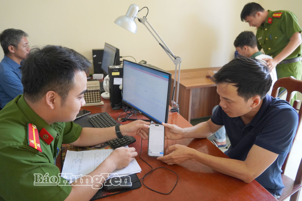 Trung úy Nguyễn Minh Đức, cán bộ Công an xã Nam Thái Ninh, hướng dẫn người dân thực hiện thủ tục hành chính trên Cổng dịch vụ công quốc gia.