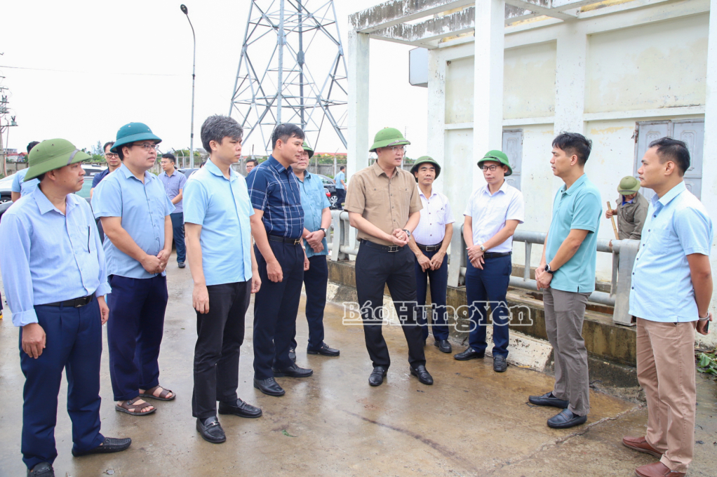Đồng chí Bí thư Tỉnh ủy Nguyễn Hữu Nghĩa kiểm tra công tác phòng, chống bão số 3 tại KCN Dệt may Phố Nối.