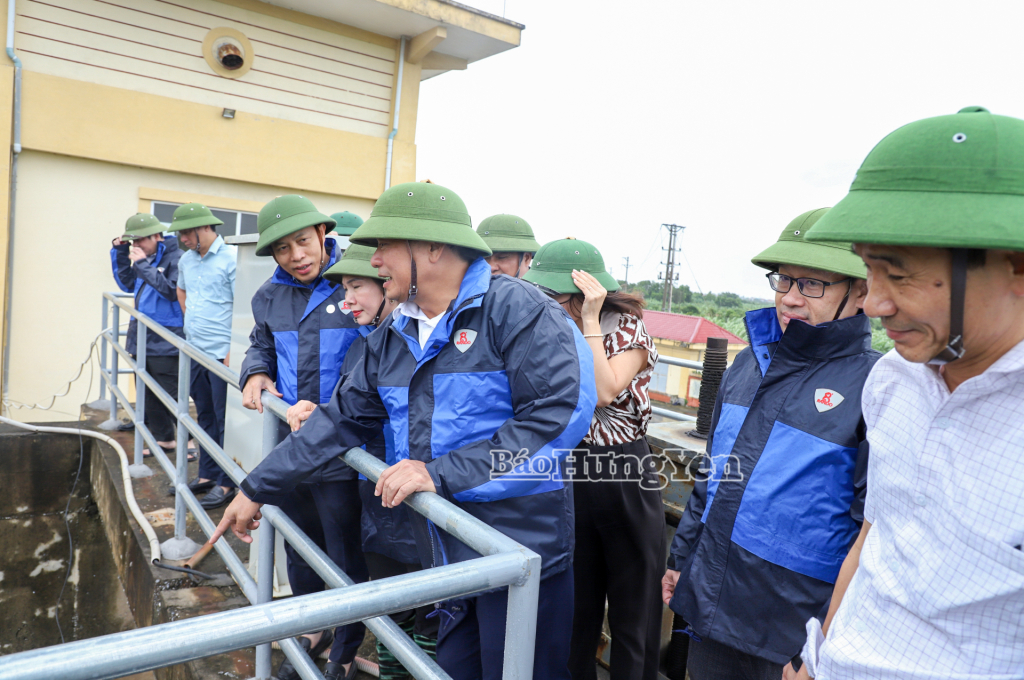 Đồng chí Chủ tịch HĐND tỉnh Trần Quốc Văn kiểm tra công trình bể xả tại Trạm bơm Nghi Xuyên (xã Chí Minh).