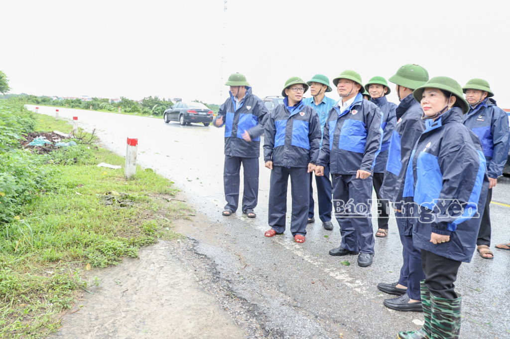 Đồng chí Chủ tịch HĐND tỉnh Trần Quốc Văn kiểm tra Đê tả sông Hồng đoạn qua các xã: Châu Ninh, Triệu Việt.
