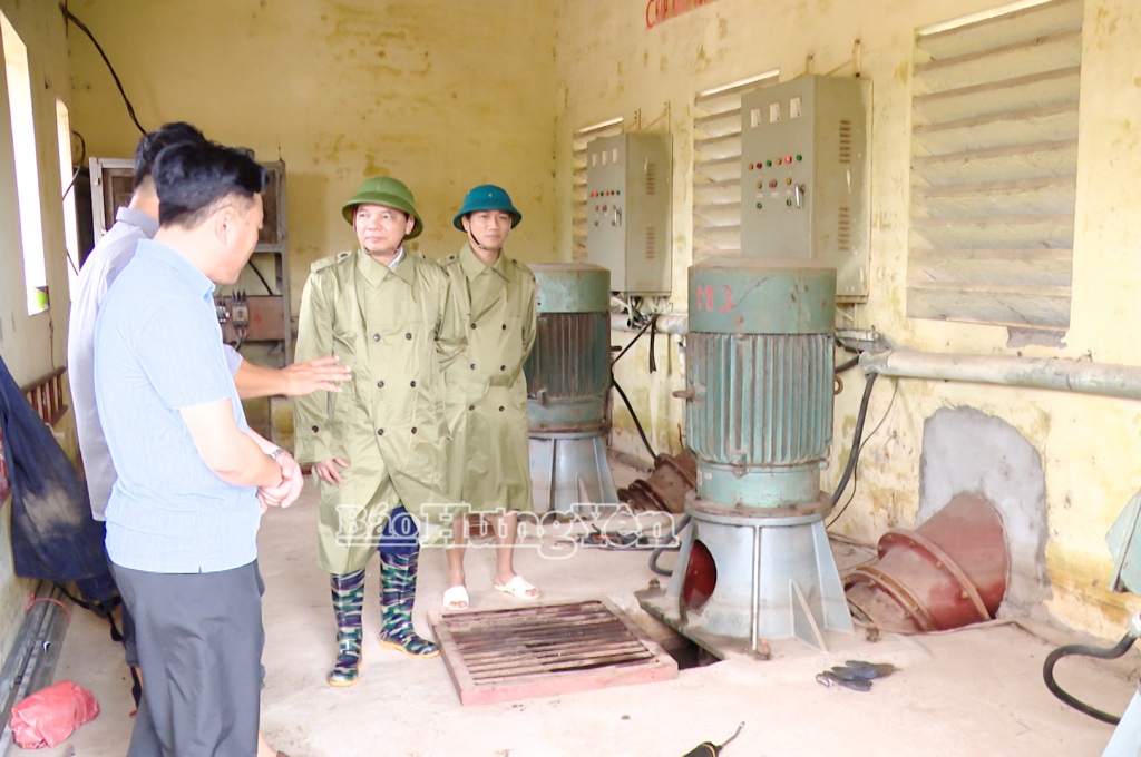 Đồng chí Phó Chủ tịch HĐND tỉnh kiểm tra hoạt động tiêu úng tại Trạm bơm Cự Lâm, xã Vạn Xuân.