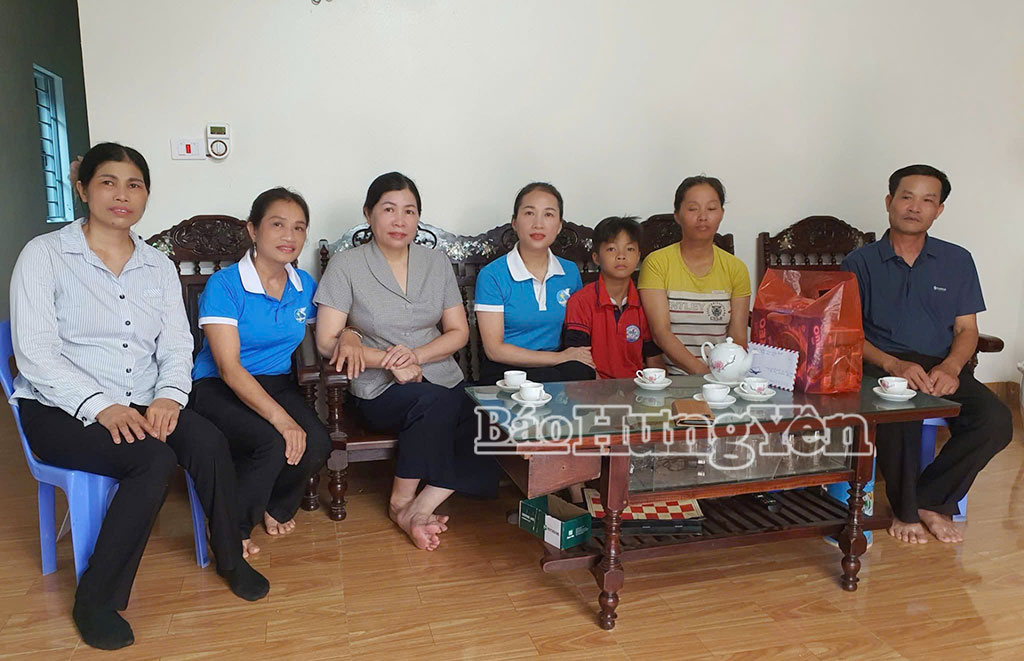 Hội LHPN xã Khoái Châu thăm và tặng quà trẻ em có hoàn cảnh khó khăn.
