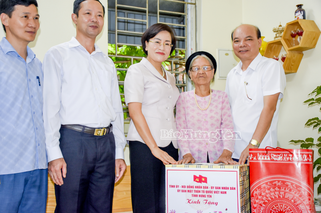 Các đồng chí Phó Chủ tịch HĐND tỉnh và Bí thư Đảng ủy, Chủ tịch HĐND phường Mỹ Hào thăm, tặng quà bà Vũ Thị Nguyệt, thân nhân liệt sĩ (xã Nghĩa Trụ).