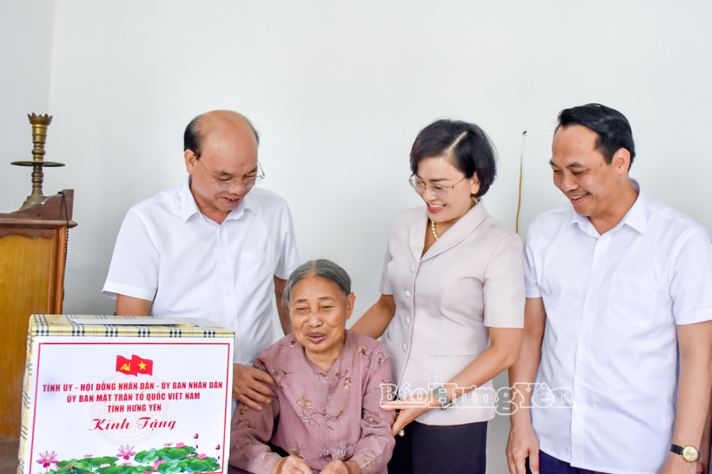 Các đồng chí Phó Chủ tịch HĐND tỉnh và Bí thư Đảng ủy, Chủ tịch HĐND phường Mỹ Hào thăm, tặng quà bà Nguyễn Thị Chia, thân nhân liệt sĩ (xã Lạc Đạo).