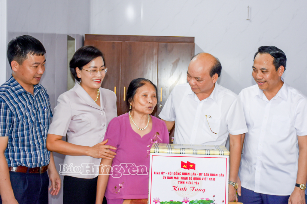 Các đồng chí Phó Chủ tịch HĐND tỉnh và Bí thư Đảng ủy, Chủ tịch HĐND phường Mỹ Hào thăm, tặng quà nạn nhân chất độc da cam (xã Lạc Đạo).