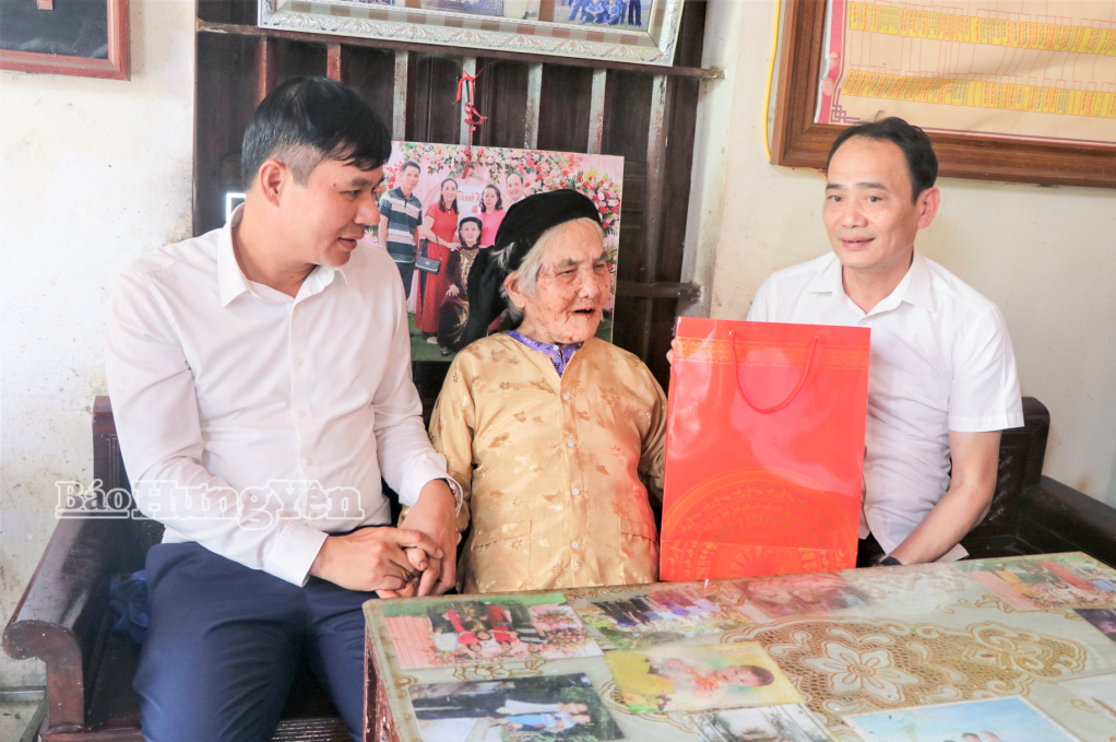 Đồng chí Phó Chủ tịch UBND tỉnh Nguyễn Lê Huy thăm, tặng quà mẹ liệt sĩ Nguyễn Thị Lợi, phường Hồng Châu.