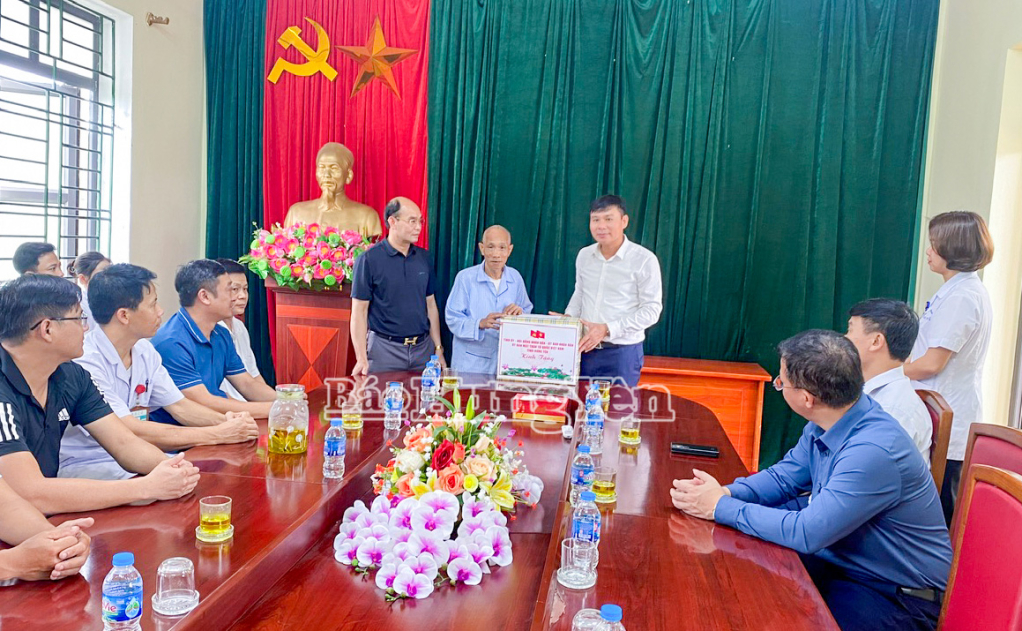 Đồng chí Phó Chủ tịch UBND tỉnh Nguyễn Lê Huy thăm, tặng quà bệnh binh Nguyễn Văn Chương tại Trung tâm Điều dưỡng tâm thần kinh.