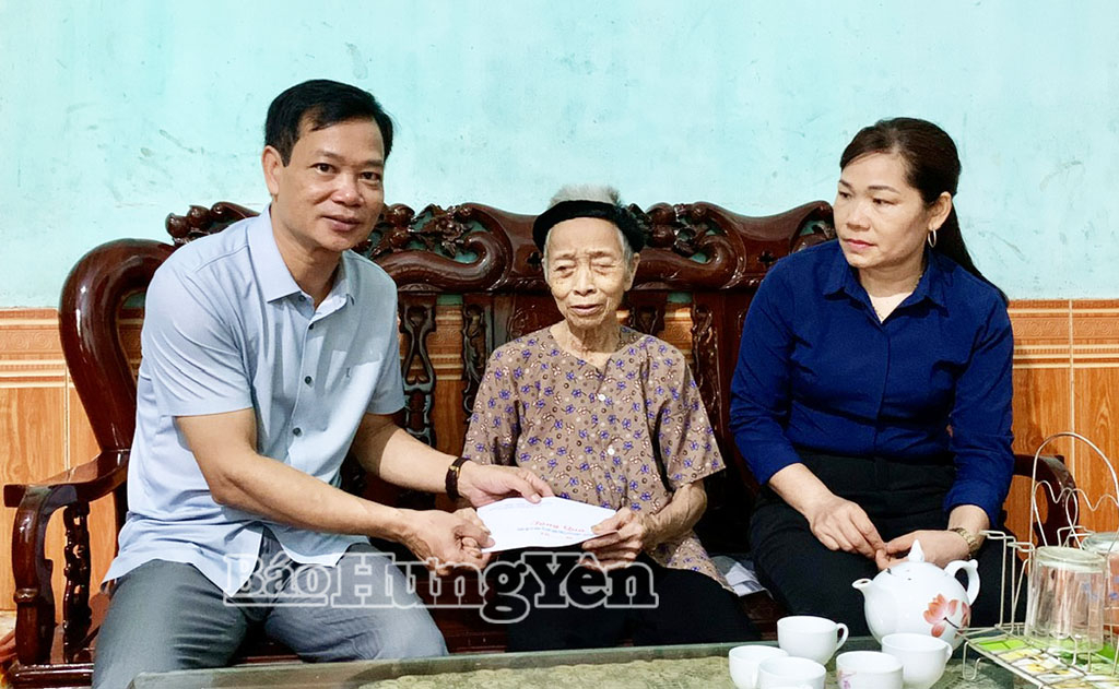 Lãnh đạo xã Diên Hà đến thăm, tặng quà gia đình bà Nguyễn Thị Chung, vợ liệt sĩ, thôn Đinh.