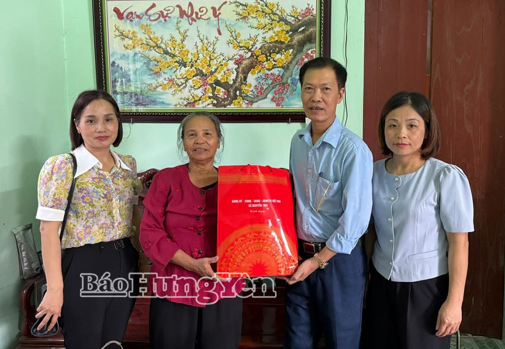 Lãnh đạo xã Nguyễn Trãi tặng quà người có công.