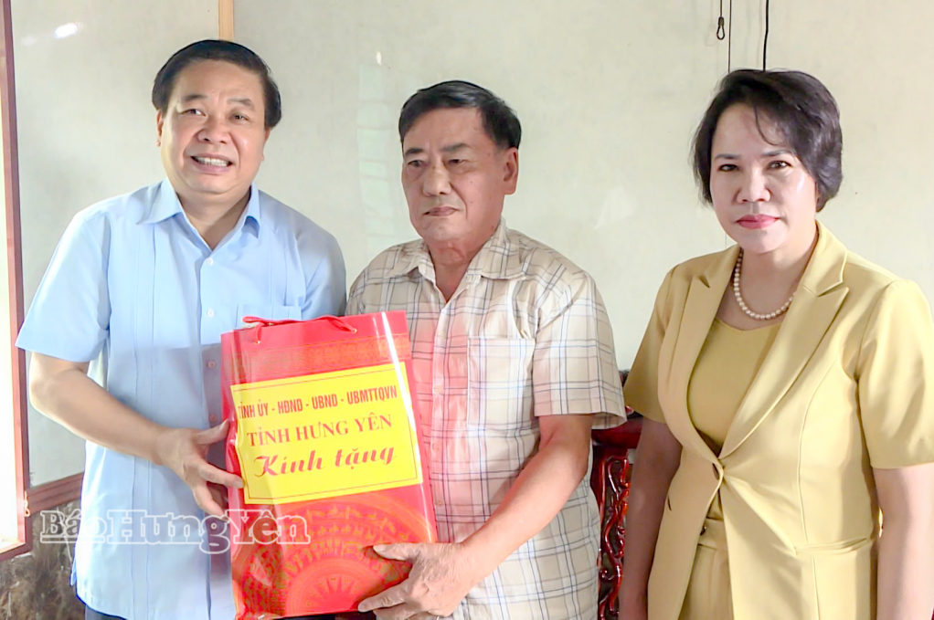 Đồng chí Nguyễn Quang Hưng, Ủy viên Ban Thường vụ Tỉnh ủy, Phó Chủ tịch Thường trực UBND tỉnh và đồng chí Quách Thị Hương, Ủy viên Ban Thường vụ Tỉnh ủy, Hiệu trưởng Trường Chính trị Nguyễn Văn Linh tặng quà thương binh Bùi Quyết Chiến.