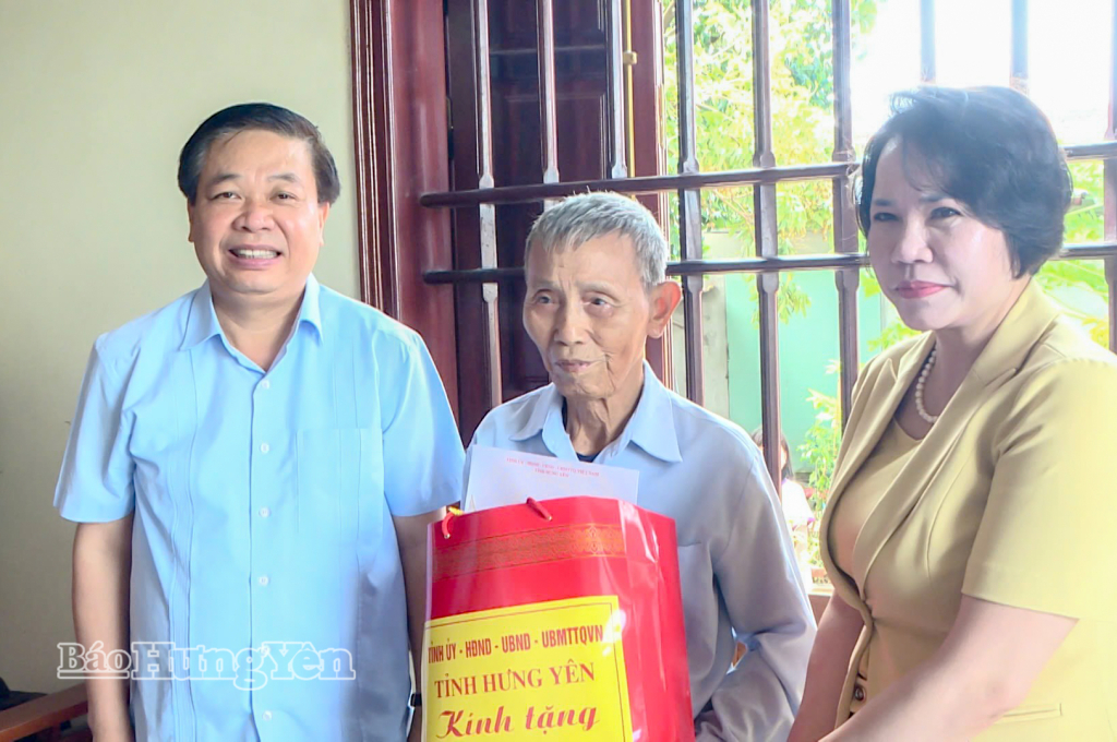 Đồng chí Nguyễn Quang Hưng, Ủy viên Ban Thường vụ Tỉnh ủy, Phó Chủ tịch Thường trực UBND tỉnh và đồng chí Quách Thị Hương, Ủy viên Ban Thường vụ Tỉnh ủy, Hiệu trưởng Trường Chính trị Nguyễn Văn Linh tặng quà thương binh Nguyễn Văn Ngung.