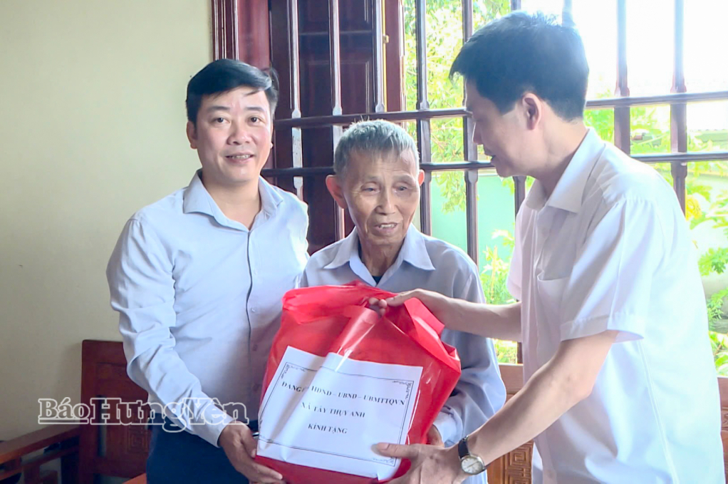 Lãnh đạo xã Tây Thuỵ Anh tặng quà thương binh Nguyễn Văn Ngung.